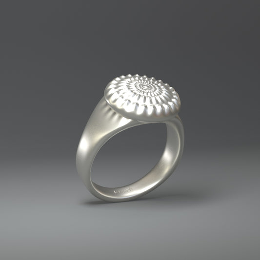 Silberner Siegelring in silber glanz oder silber hochglanz mit stilisierter Sonne.
