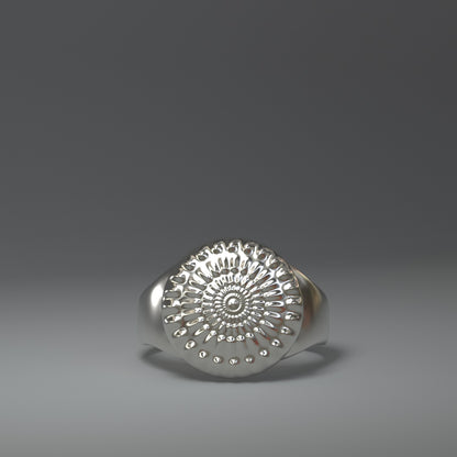 Silberner Siegelring in silber glanz oder silber hochglanz mit stilisierter Sonne.